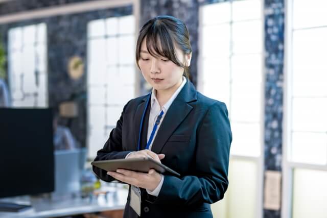 オフィスでタブレットを持つビジネス女性