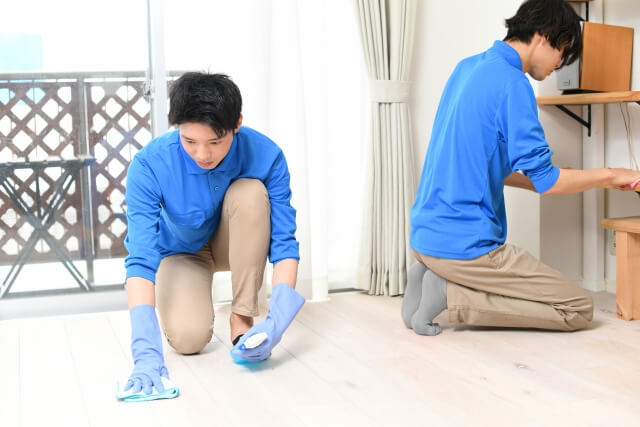 掃除をする青いシャツの男女